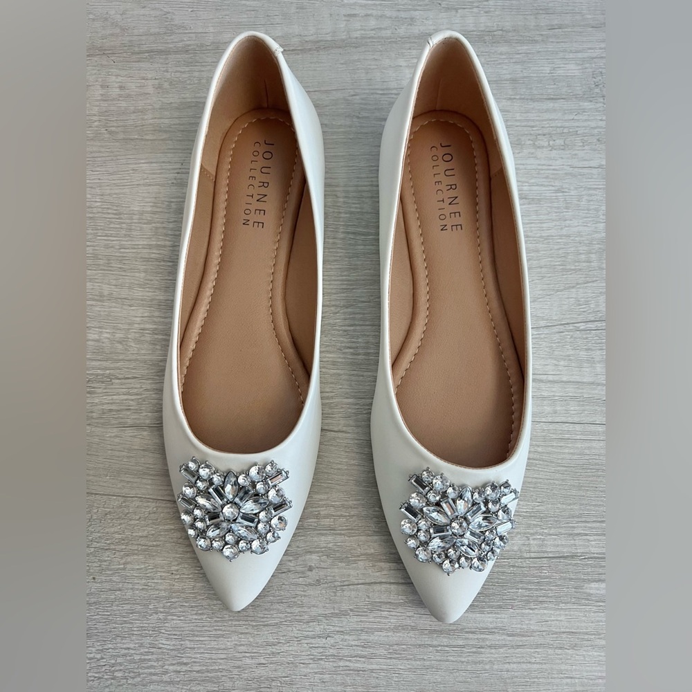 Journee Collection White Pointed Toe Flats with Crystal Brooch - Picture 4 of 10